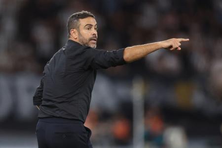Artur Jorge durante jogo do Botafogo