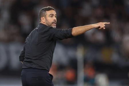 Artur Jorge durante jogo do Botafogo em 2024 • Vitor Silva/Botafogo