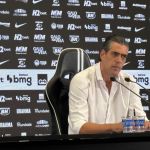 Bracks admite lacunas no elenco e explica reformulação ‘incompleta’ no Atlético