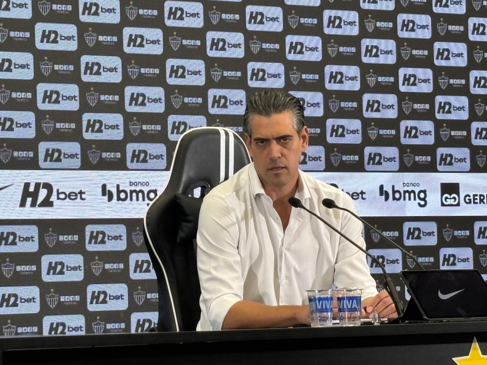 Paulo Bracks é direto e responde se Atlético vai contratar zagueiro e meio-campista