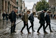 O que significa caminhar e olhar para o chão, segundo uma especialista em comunicação e imagem