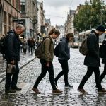 O que significa caminhar e olhar para o chão, segundo uma especialista em comunicação e imagem