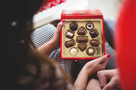 Mulher abrindo uma caixa de bombons