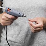 Professora é investigada suspeita de queimar crianças com cola quente em SP