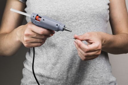 Professora é investigada suspeita de queimar crianças com cola quente em SP