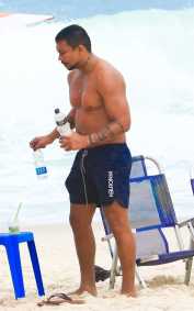 Xamã e Sophie Charlotte curtiram o dia na praia