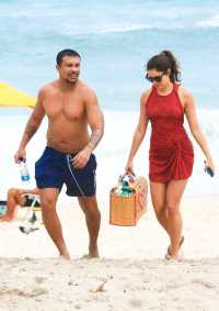 Xamã e Sophie Charlotte curtiram o dia na praia