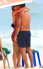 Xamã e Sophie Charlotte curtiram o dia na praia