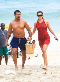 Xamã e Sophie Charlotte curtiram o dia na praia