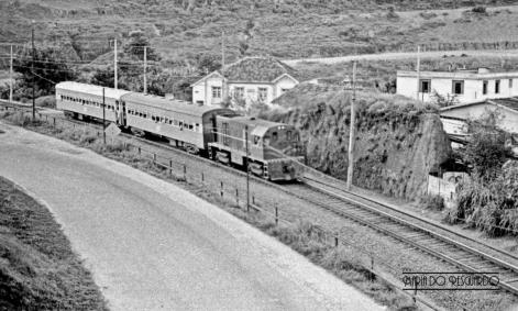 Xangai, trem de passageiros, em março 1977 Arquivo do Blog Maria do Resguardo.jpg