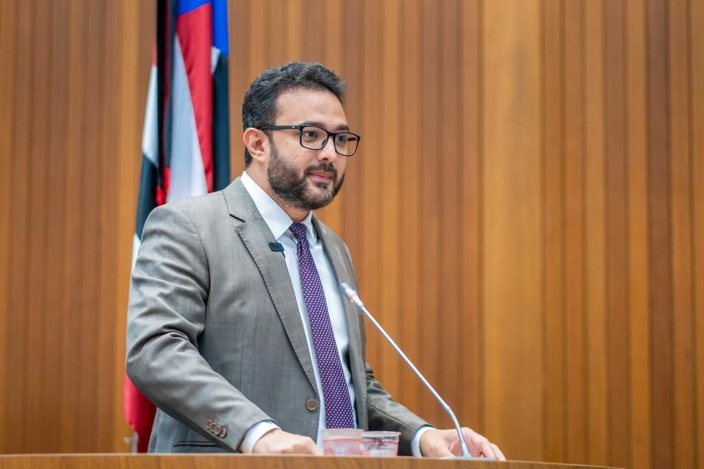 Deputado do Maranhão faz discurso em inglês na Assembleia para parabenizar Donald Trump