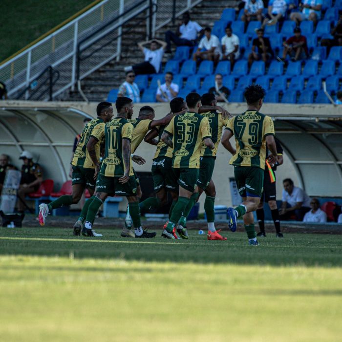Jogadores do Ypiranga comemoram gol sobre o Londrina