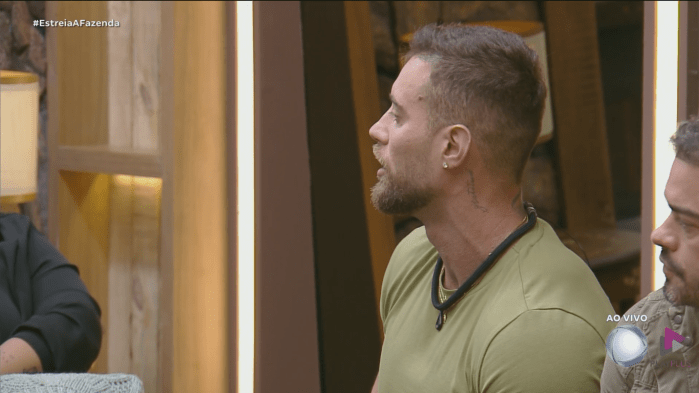 Yuri bate boca com Gilson em A Fazenda 16 Yuri bate boca com Gilson em A Fazenda 16
