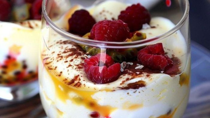 Zabaione de maracujá com frutas vermelhas a sobremesa clássica