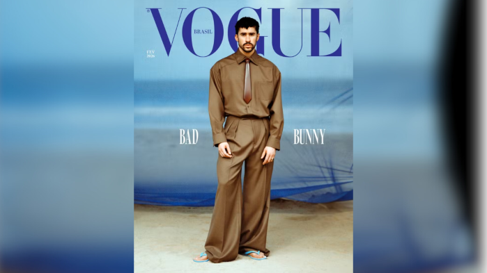 Bad Bunny usa camisa, calça e gravata Mondepars e chinelos Havaianas Bad Bunny usa camisa, calça e gravata Mondepars e chinelos Havaianas