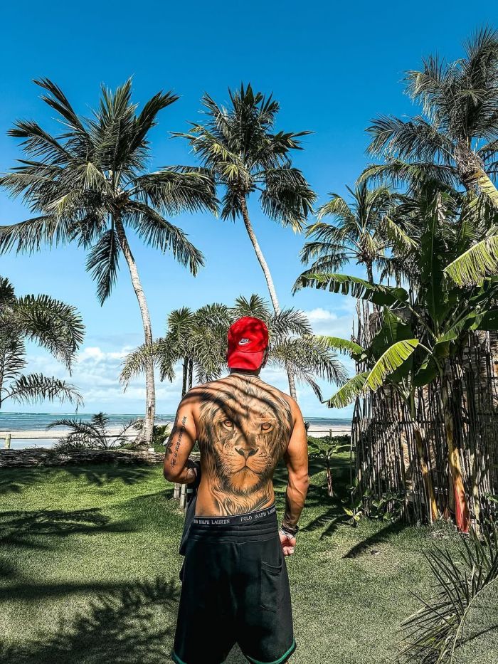 Zé Felipe exibe tatuagem nas costas