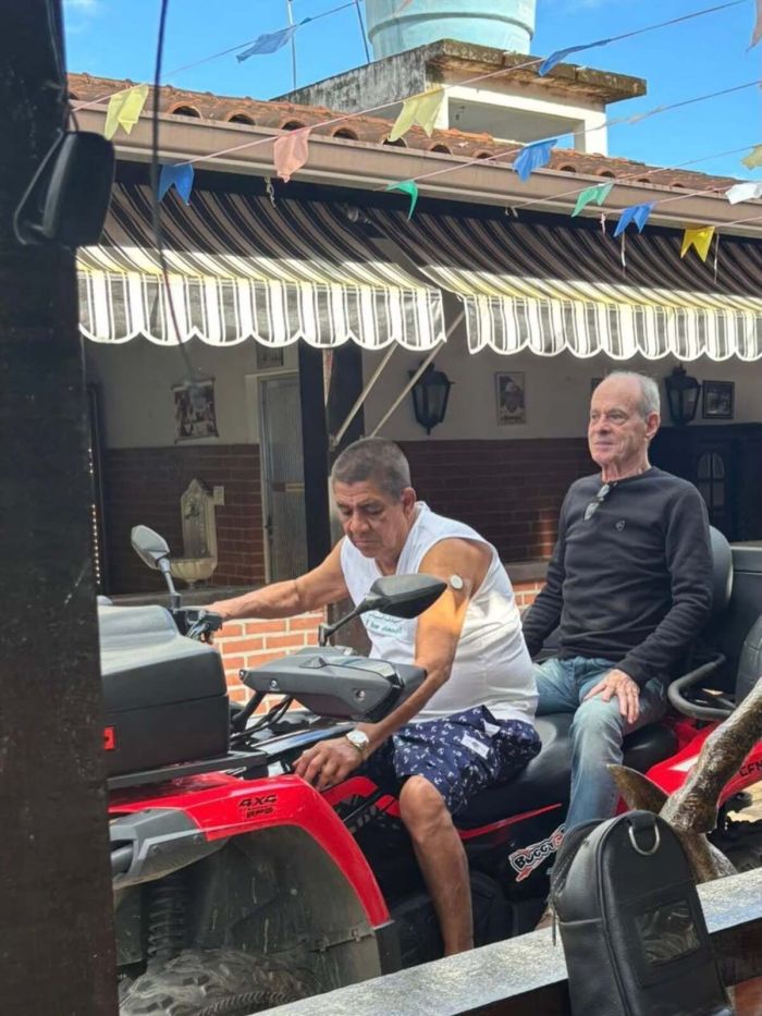 Zeca Pagodinho e Ney Matogrosso posam em quadriciclo em Xerém Zeca Pagodinho e Ney Matogrosso posam em quadriciclo em Xerém