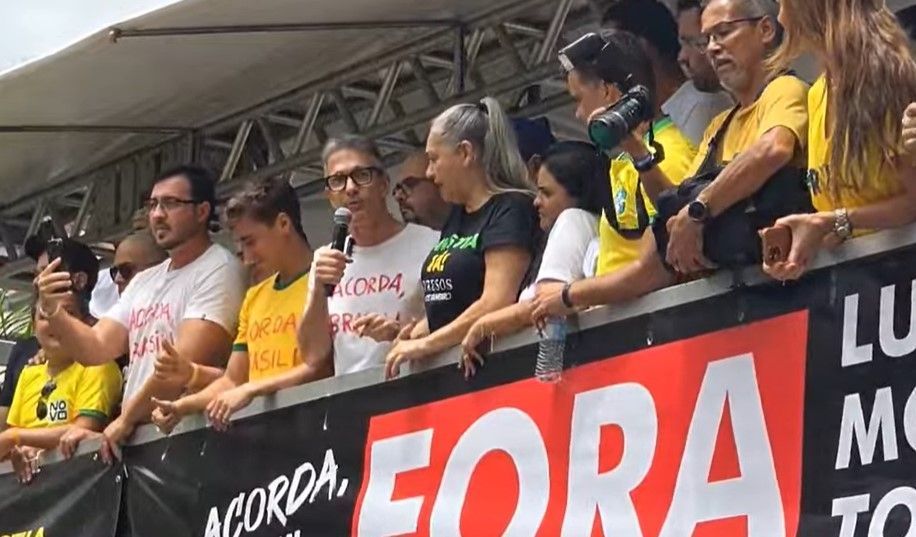 Zema participa de manifestação em BH contra Lula, Moraes e Toffoli