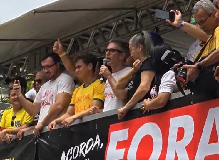 Apesar da presença de Zema, ato em BH tem pedidos de 'Flávio Bolsonaro presidente'