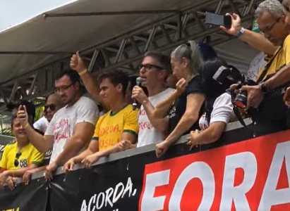 Governador Romeu Zema participou de ato em BH, mas ouviu apoios à candidatura de Flávio Bolsonaro