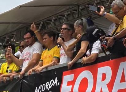 Governador Romeu Zema participou de ato em BH, mas ouviu apoios à candidatura de Flávio Bolsonaro
