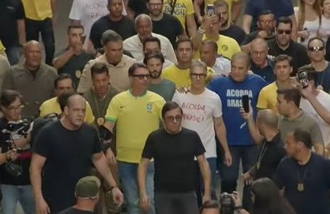 Senador Flávio Bolsonaro e governador Romeu Zema chegaram juntos na manifestação na Avenida Paulista
