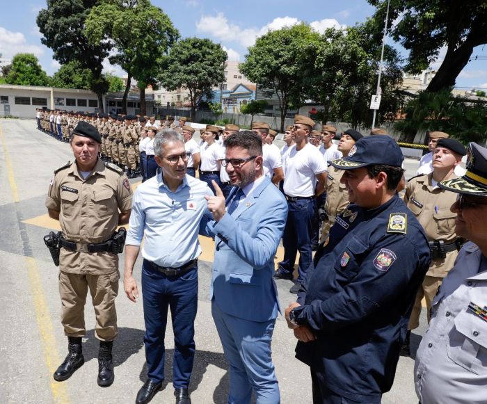 Zema e Gladson Cameli conversam ao lado de policiais dos dois estados