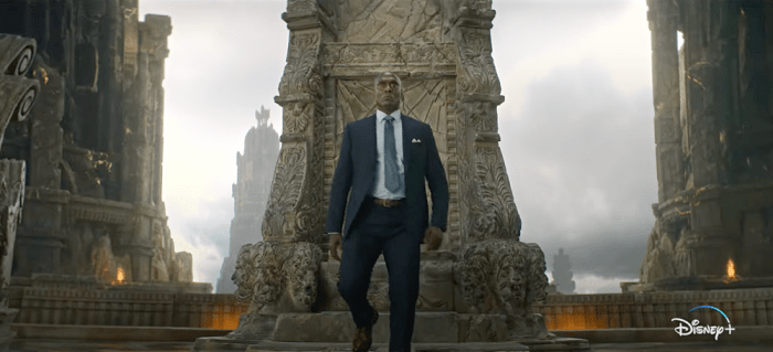 Lance Reddick interpreta Zeus