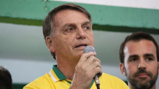 Bolsonaro cumpre prisão domiciliar por complicações na saúde