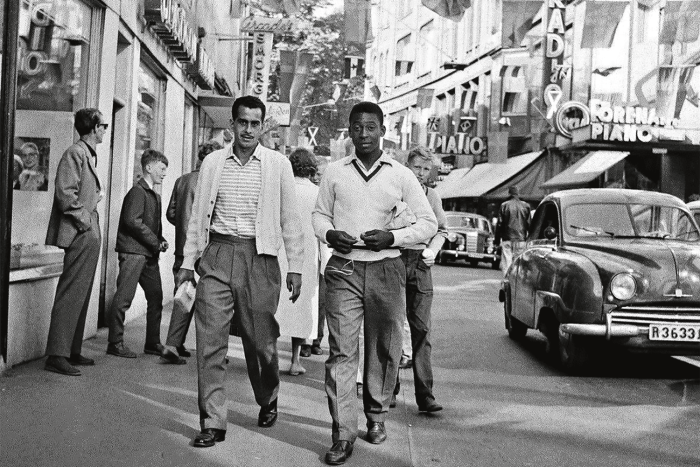 Pelé com Nilton Santos em passeio pelas ruas da Suécia em 1958: visual parecido com o de Endrick