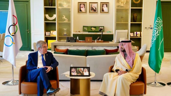 Thomas Bach, presidente do COI e o Príncipe Abdulaziz bin Turki Al Faisal, Ministro de Esportes da Arábia Saudita e presidente do Comitê Olímpico e Paralímpico do país