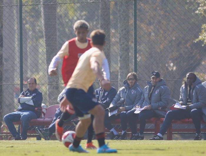 Zubedía acompanha treino da base do São Paulo, em Cotia