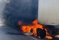 Bombeiros controlam incêndio em pneus de bitrem na rodovia em Extrema