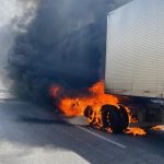 Bombeiros controlam incêndio em pneus de bitrem na rodovia em Extrema