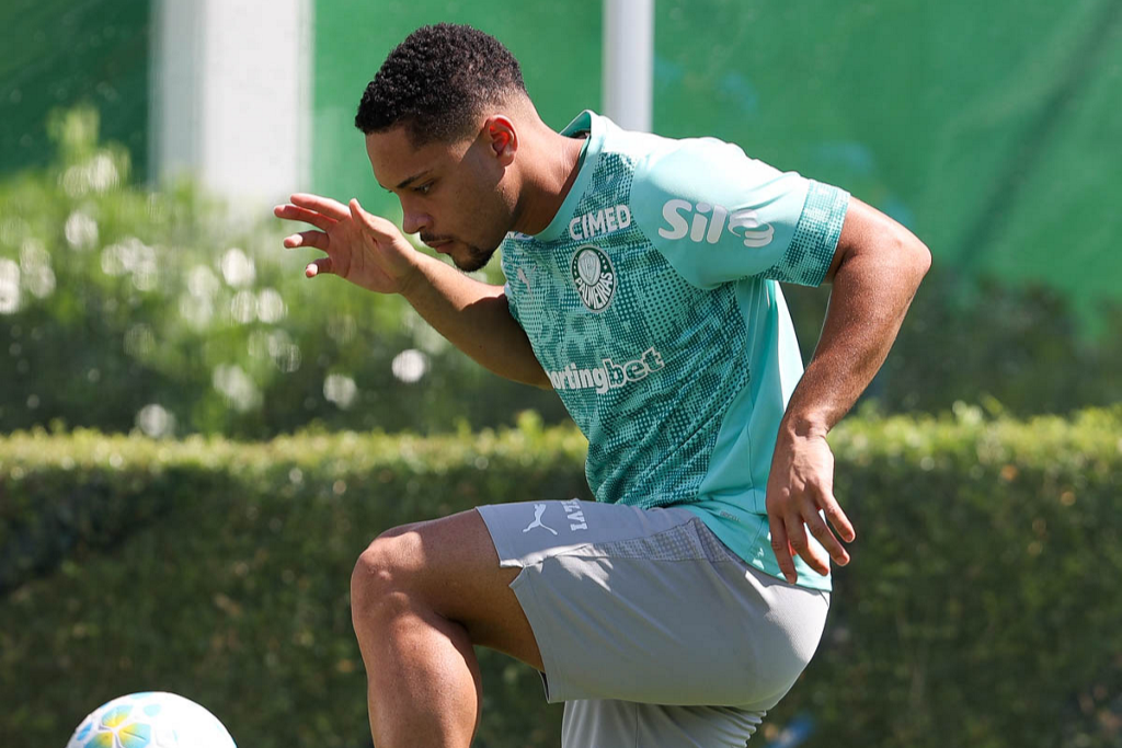 Palmeiras informa de lesão de defensor e atualiza quadro de Vitor Roque