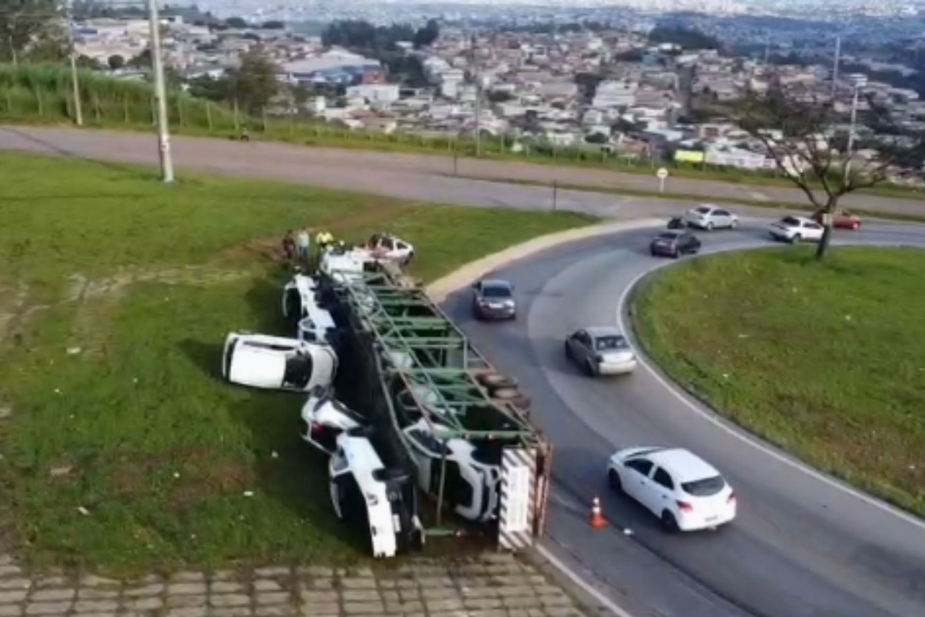 Carreta cegonheira tomba na BR-040, em BH, e veículos ficam espalhados