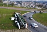 Carreta cegonheira tomba na BR-040, em BH, e veículos ficam espalhados