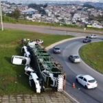Carreta cegonheira tomba na BR-040, em BH, e veículos ficam espalhados