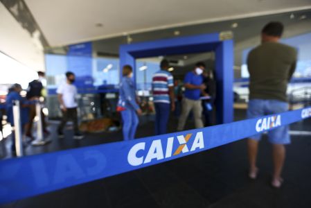 Fila para entrada em agência da Caixa, em Brasília.