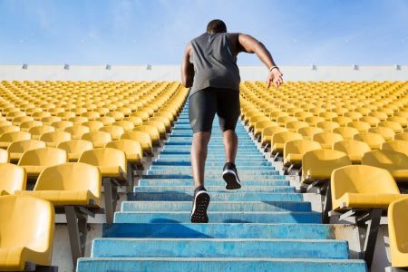 Cansaço ao subir escadas pode ser um sinal do seu corpo