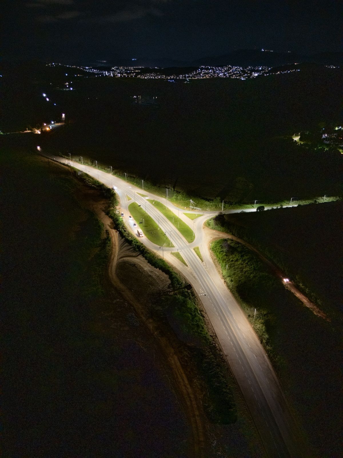 Concessionária liga iluminação em trevo de Poços de Caldas