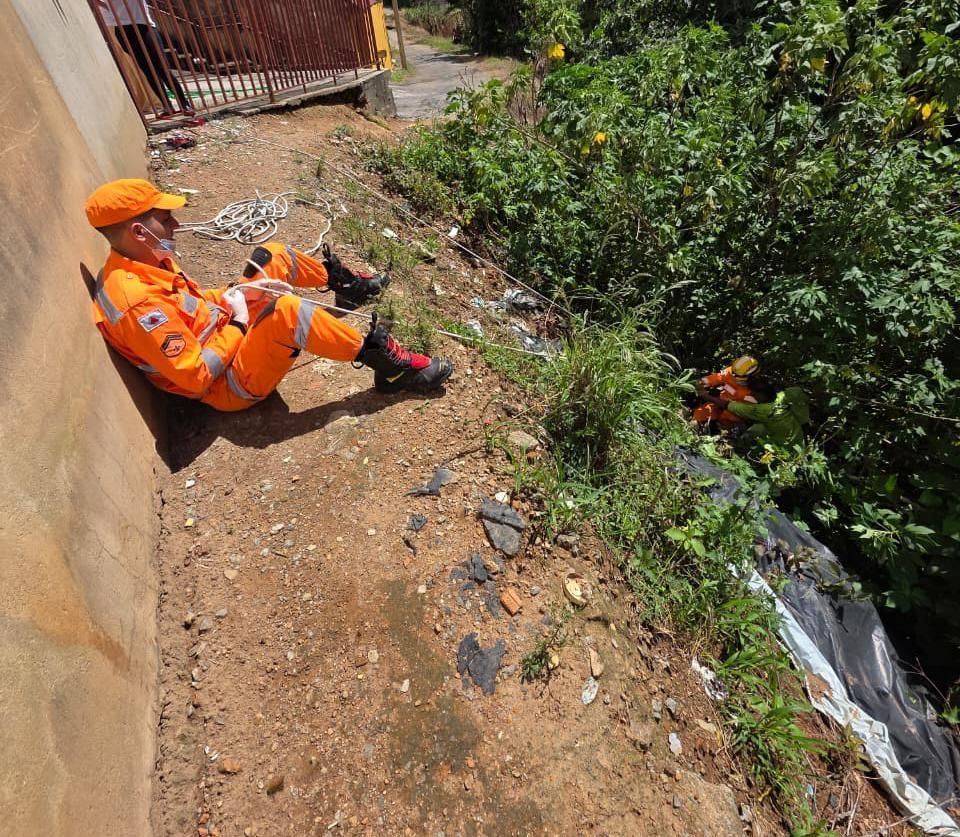 Bombeiros resgatam homem que caiu em ribanceira em Poços de Caldas