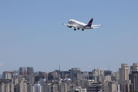 Avião da Latam Airlines decola do Aeroporto de Congonhas