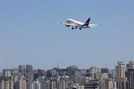 Avião da Latam Airlines decola do Aeroporto de Congonhas