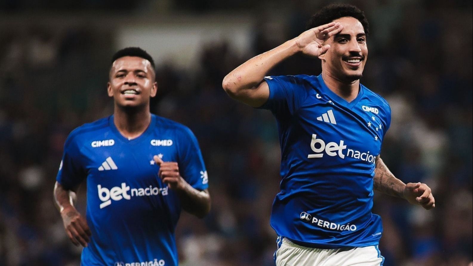 Cruzeiro goleia Vitória em estreia de Artur Jorge e vence a primeira no Brasileirão
