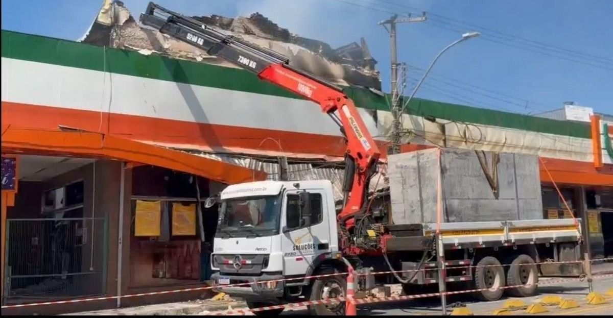 Parte da fachada de supermercado incendiado precisou ser demolida