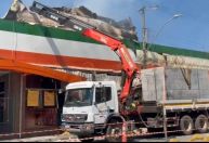 Parte da fachada de supermercado incendiado precisou ser demolida