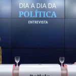 Estilista comanda projeto em cadeias e critica sistema: 'fracasso multimilionário'