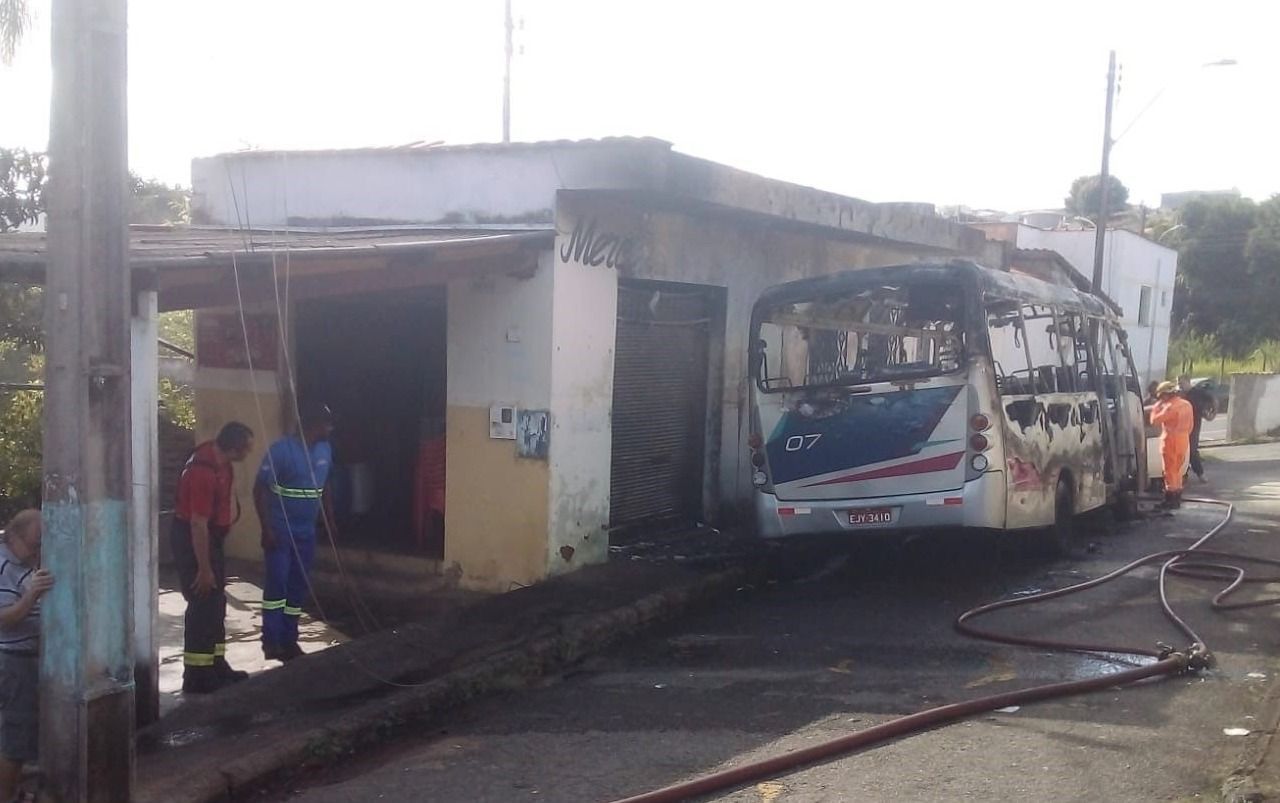 Ônibus é destruído por incêndio em rua de Varginha