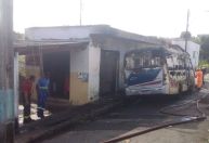Ônibus é destruído por incêndio em rua de Varginha